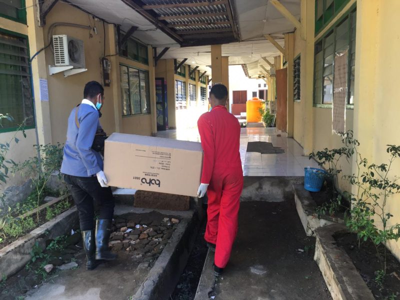Relawan membawa beberapa koli bantuan logistik kesehatan dari Kemenkes RI, Minggu (5/4) (foto: istimewa)