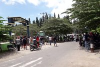 Warga Kota Uneng menolak SDI Santo Yosef dijadikan tempat karantina penumpang KM Lambelu, Senin (6/4) (foto: istimewa)