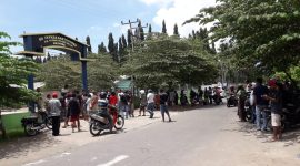 Warga Kota Uneng menolak SDI Santo Yosef dijadikan tempat karantina penumpang KM Lambelu, Senin (6/4) (foto: istimewa)