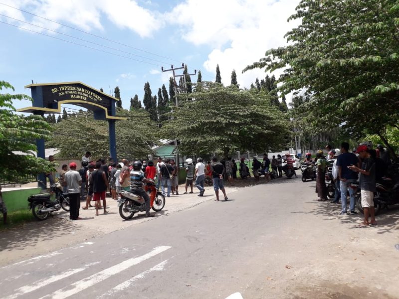 Warga Kota Uneng menolak SDI Santo Yosef dijadikan tempat karantina penumpang KM Lambelu, Senin (6/4) (foto: istimewa)