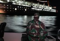 KM Lambelu melabuh jangkar di tengah perairan Laut Flores, Senin (6/4) malam (foto: istimewa)