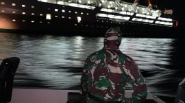 KM Lambelu melabuh jangkar di tengah perairan Laut Flores, Senin (6/4) malam (foto: istimewa)