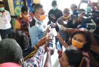 Bupati Sikka Fransiskys Roberto Diogo memberikan keterangan kepada media, Selasa (7/4) di Kantor Dinas Kesehatan Sikka