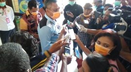 Bupati Sikka Fransiskys Roberto Diogo memberikan keterangan kepada media, Selasa (7/4) di Kantor Dinas Kesehatan Sikka