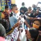 Bupati Sikka Fransiskys Roberto Diogo memberikan keterangan kepada media, Selasa (7/4) di Kantor Dinas Kesehatan Sikka