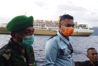 Bupati Sikka dan Dandim Sikka memantau KM Lambelu sebelum  bersandar di Pelabuhan Laurens Say Maumere, Selasa (7/4)