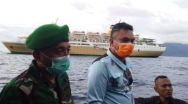 Bupati Sikka dan Dandim Sikka memantau KM Lambelu sebelum  bersandar di Pelabuhan Laurens Say Maumere, Selasa (7/4)