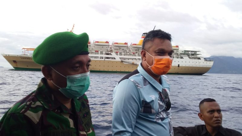 Bupati Sikka dan Dandim Sikka memantau KM Lambelu sebelum  bersandar di Pelabuhan Laurens Say Maumere, Selasa (7/4)