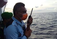 Bupati Sikka Fransiskus Roberto Diogo sedang menenangkan penumpang KM Lambelu, Selasa (7/4) (foto: istimewa)