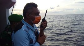 Bupati Sikka Fransiskus Roberto Diogo sedang menenangkan penumpang KM Lambelu, Selasa (7/4) (foto: istimewa)