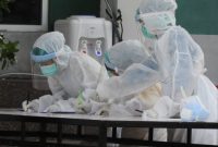 Petugas medis sedang administrasi kegiatan rapid test di Gedung SCC, Sabtu (11/4)