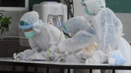 Petugas medis sedang administrasi kegiatan rapid test di Gedung SCC, Sabtu (11/4)