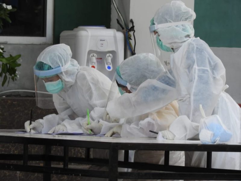 Petugas medis sedang administrasi kegiatan rapid test di Gedung SCC, Sabtu (11/4)