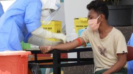 Petugas kesehatan sedang mengambil sampel darah seorang warga karantina di Gedung SCC, Sabtu (11/4)