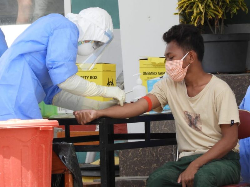 Petugas kesehatan sedang mengambil sampel darah seorang warga karantina di Gedung SCC, Sabtu (11/4)