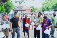 Bupati Sikka membagi sembako kepada masyarakat terdampak virus corona beberapa waktu lalu (foto: istimeea)