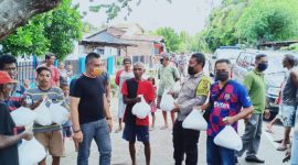 Bupati Sikka membagi sembako kepada masyarakat terdampak virus corona beberapa waktu lalu (foto: istimeea)