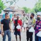 Bupati Sikka membagi sembako kepada masyarakat terdampak virus corona beberapa waktu lalu (foto: istimeea)