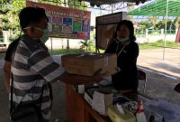 Penyerahan 1 koli obat chloroquin di Posko Satgas Covid Sikka, Sabtu (11/4)