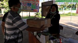 Penyerahan 1 koli obat chloroquin di Posko Satgas Covid Sikka, Sabtu (11/4)