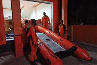 Persiapan Tim SAR Maumere mencari klrban tenggelam di Perairan Lela, Minggu (12/4)