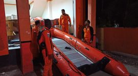 Persiapan Tim SAR Maumere mencari klrban tenggelam di Perairan Lela, Minggu (12/4)