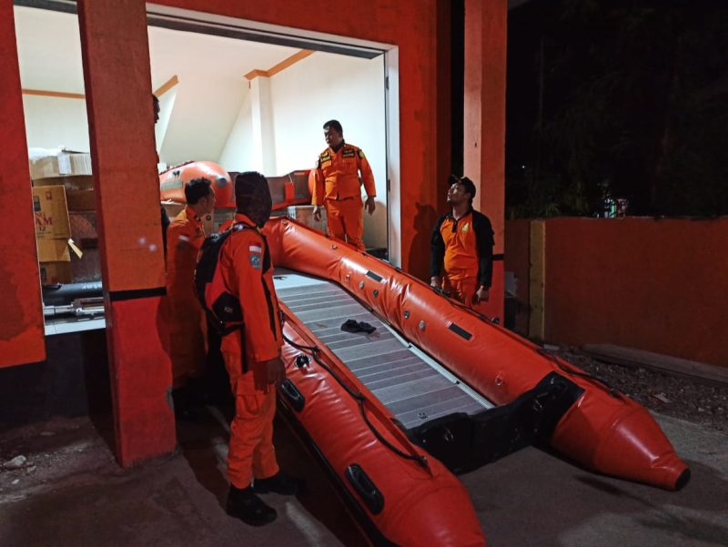 Persiapan Tim SAR Maumere mencari klrban tenggelam di Perairan Lela, Minggu (12/4)