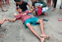 Edward yang nyaris disapu gelombang, berhasil diselamatkan, Minggu (12/4) (foto: istimewa)