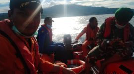 Pencarian korban tenggelam di Pantai Ruwolong Kecamatan Lela, Senin (13/4)