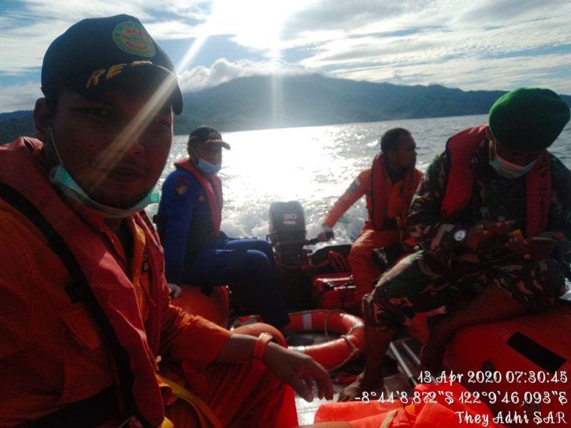 Pencarian korban tenggelam di Pantai Ruwolong Kecamatan Lela, Senin (13/4)