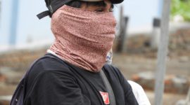 VF, pria asal Nebe, sesaat sebelum masuk ke ruang isolasi RSUD TC Hillers Maumere, Senin (13/4)