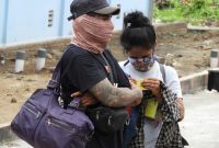 VF bersama istrinya di halaman Ruang Isolasi RSUD TC Hillers Maumere, Senin (13/4) siang
