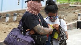 VF bersama istrinya di halaman Ruang Isolasi RSUD TC Hillers Maumere, Senin (13/4) siang
