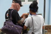 Pasangan suami istri dari Nebe sebelum memasuki ruang isolasi RSUD TC Hillers Maumere, Senin (13/4)
