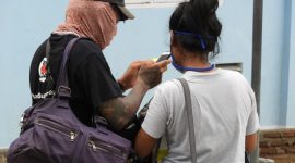 Pasangan suami istri dari Nebe sebelum memasuki ruang isolasi RSUD TC Hillers Maumere, Senin (13/4)
