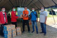 GMNI Sikka serahkan bantuan di Posko BPBD di Gefung SCC, Selasa (14/4)