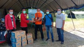 GMNI Sikka serahkan bantuan di Posko BPBD di Gefung SCC, Selasa (14/4)