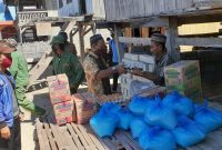 Kepala Desa Parumaan menyalurkan bantuan sembako kepada warga yang menjalankan karantina mandiri di desa itu, Selasa(14/4)