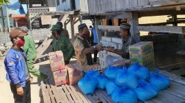 Kepala Desa Parumaan menyalurkan bantuan sembako kepada warga yang menjalankan karantina mandiri di desa itu, Selasa(14/4)