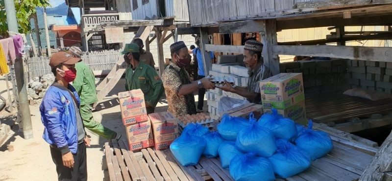 Kepala Desa Parumaan menyalurkan bantuan sembako kepada warga yang menjalankan karantina mandiri di desa itu, Selasa(14/4)