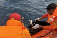 Evakuasi korban dari perairan Napungnao ke atas perahu karet, Selasa (14/4)