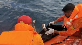 Evakuasi korban dari perairan Napungnao ke atas perahu karet, Selasa (14/4)