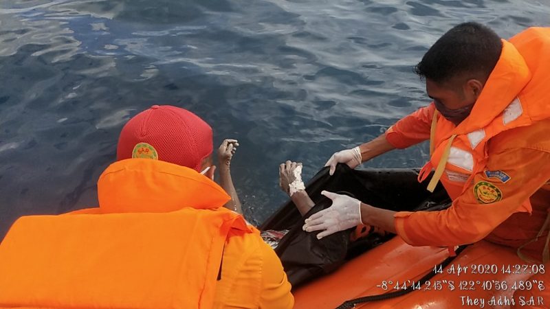 Evakuasi korban dari perairan Napungnao ke atas perahu karet, Selasa (14/4)