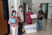 Ketua Kadin Sikka Harry Japira menyerahkan bantuan APD ke Direktur RSUD TC Hillers Maumere, Kamis (16/4)