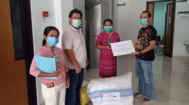 Ketua Kadin Sikka Harry Japira menyerahkan bantuan APD ke Direktur RSUD TC Hillers Maumere, Kamis (16/4)