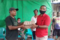 Anggota DPRD Ende Vincentius Sangu menyerahkan bantuan kepada petugas posko perbatasan di Kecamatan Magepanda Kabupaten Sikka, Kamis (16/4)