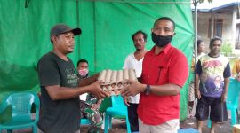 Anggota DPRD Ende Vincentius Sangu menyerahkan bantuan kepada petugas posko perbatasan di Kecamatan Magepanda Kabupaten Sikka, Kamis (16/4)