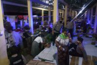 Aparat Polres Sikka melakukan patroli sambil sosialisasi pencegahan virus corona di Pasar Alok, Kamis (16/4) malam
