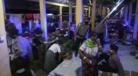 Aparat Polres Sikka melakukan patroli sambil sosialisasi pencegahan virus corona di Pasar Alok, Kamis (16/4) malam
