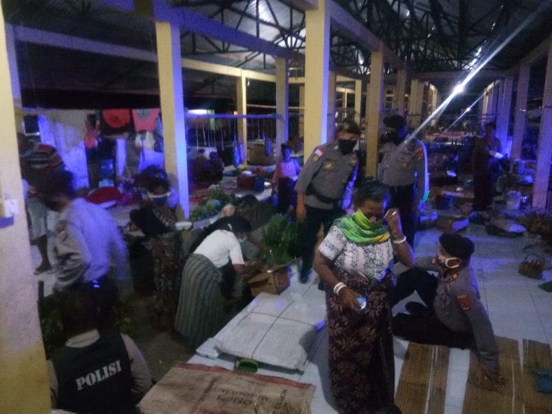 Aparat Polres Sikka melakukan patroli sambil sosialisasi pencegahan virus corona di Pasar Alok, Kamis (16/4) malam
